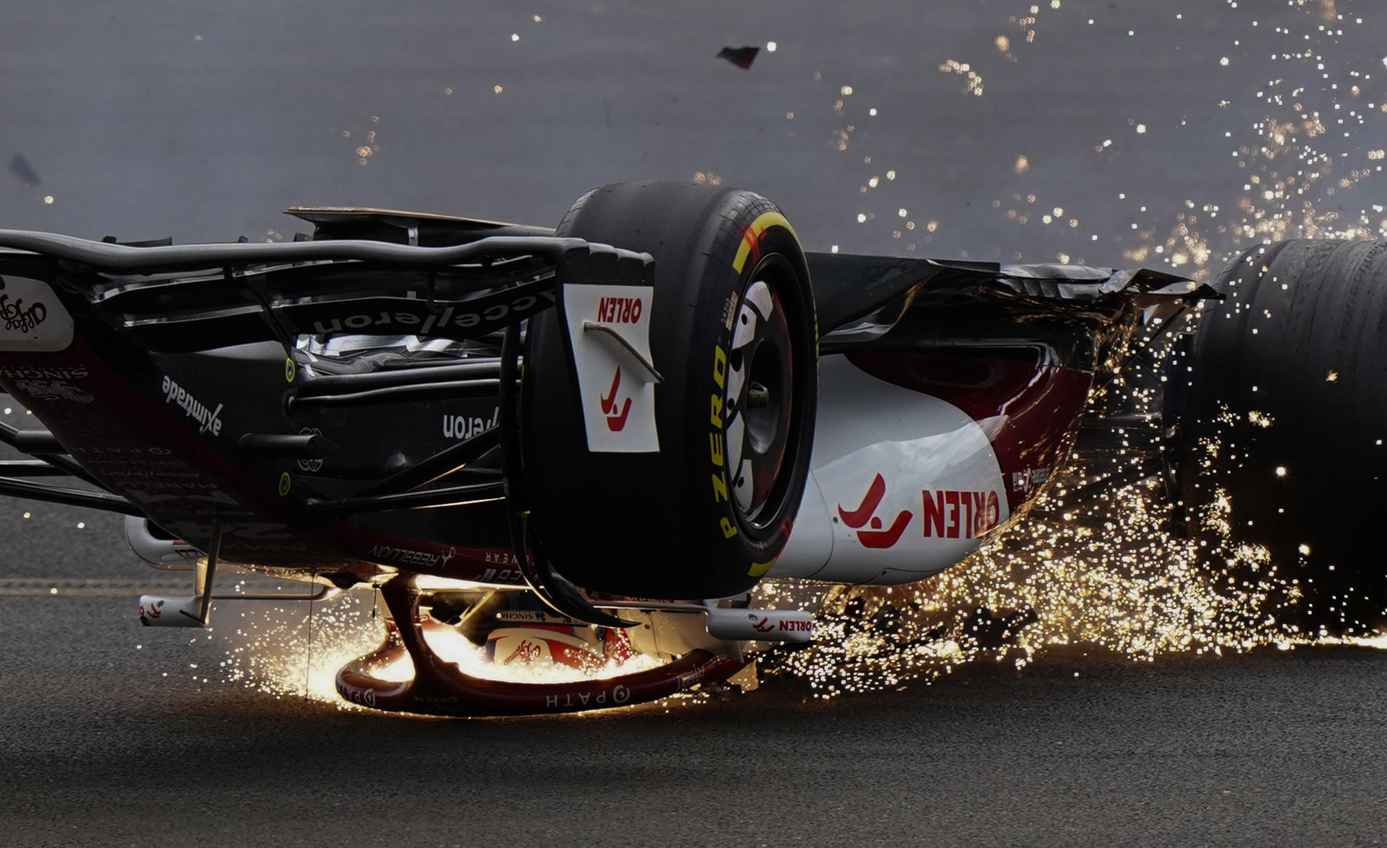 Georges Russell devant Sergio Perez